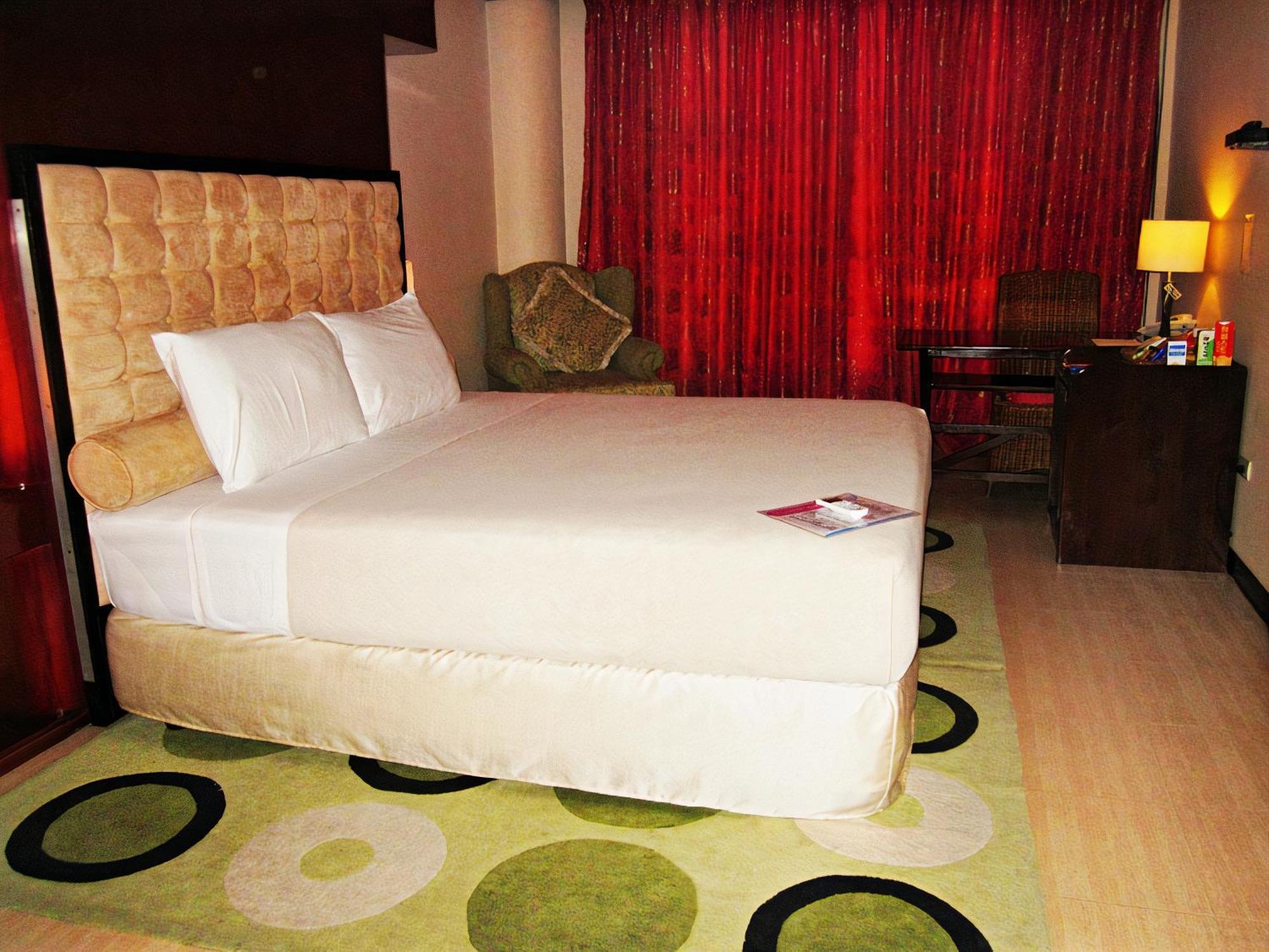 Cebu Dulcinea Hotel And Suites-Mactan Airport Hotel Lapu-Lapu City Dış mekan fotoğraf